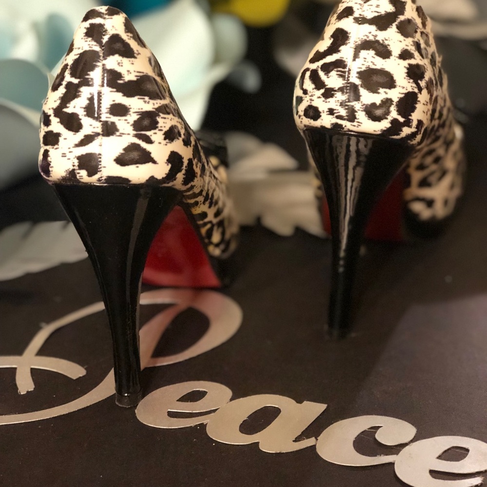 Black and beige leopard heels